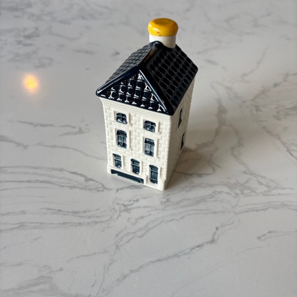 KLM #26 Blue Delft House by BOLS - Picture 1 of 6